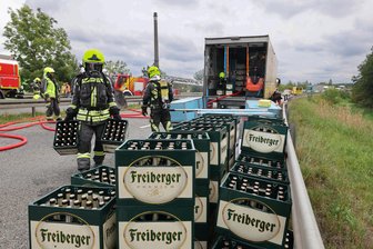 Nach Laster-Brand auf der B 175 in Glauchau: Warum die komplette Ladung im Müll landet - Die Ladung des Sattelzug-Aufliegers landet nach dem Brand auf der B 175 im Müll. Deshalb summiert sich der Schaden auf 180.000 Euro.