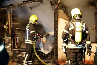 Nach Laubenbrand in Chemnitzer Kleingartenanlage: 44-Jähriger muss in Spezialklinik geflogen werden - Bei einem Laubenbrand in Borna-Heinersdorf wurde ein 44-Jähriger in der Nacht zu Sonntag schwer verletzt.