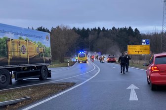 Nach lautem Knall auf der A 72: Auto geht an Abfahrt Reichenbach in Flammen auf - A 72-Abfahrt Reichenbach – wegen der Sperrung mussten alle Abbieger zurück auf die A 72.