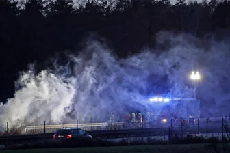 Nach lautem Knall im Motorraum: BMW steht in Flammen und A4 bei Glauchau rund 30 Minuten voll gesperrt - Durch den Brand eines Pkw war die A4 bei Glauchau voll gesperrt.