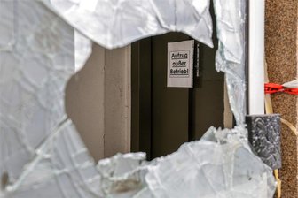 Nach lautem Knall mitten in der Nacht in Meerane: Polizei nennt Details zum Sprengmittel - Mit einem Blitzknallsatz wurde der Hintereingang des Blocks am Remser Weg in Meerane beschädigt.