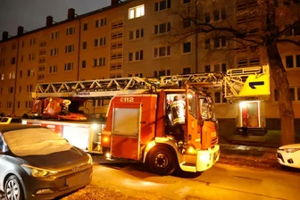Nach Leichenfund an Chemnitzer Neefestraße: Erste Ermittlungsergebnisse der Polizei liegen vor - Die Feuerwehr löschte den Brand im Treppenhaus.