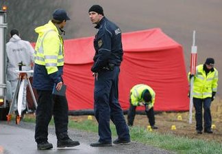 Nach Leichenfund in Breitenau: Polizei stockt Mordkommission auf - Am Dienstag hat die Polizei auf einem offenen Feld in Breitenau die Leiche eines Mannes gefunden. Beamten der Polizeidirektion, Rechtsmediziner sowie die Tatortgruppe des Landeskriminalamtes Sachsen waren im Einsatz.