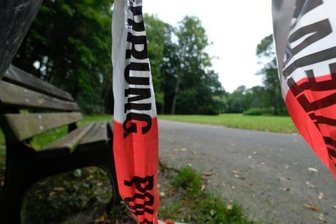 Nach Leichenfund - Polizei sucht im Stadtpark-Teich nach Beweisen -