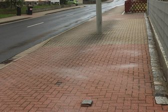 Nach Leserhinweis: Stolperfalle an der Hainichener Straße in Freiberg wird beseitigt - Der Stein des Anstoßes an der Hainichener Straße in Freiberg nahe der Lessingstraße.
