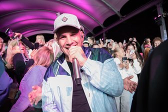 Nach Liebes-Aus: Sänger Pietro Lombardi findet in Bad Elster sein Lächeln zurück - Sänger Pietro Lombardi zeigte sich bei seinem Konzert im Naturtheater Bad Elster publikumsnah. Auch durch die Sitzreihen der Besucher ging er.
