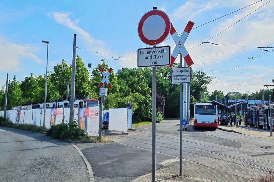 Nach Lina-E.-Schmiererei auf Zwickauer Tram: Überwachungskamera wird ausgewertet - Die Verkehrsbetriebe hatten den umzäunten Bereich mit Videokameras gesichert. 