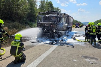 Nach Lkw-Brand auf der A 4 bei Chemnitz: Bergung fast abgeschlossen, Gegenfahrbahn wieder frei - Gegen 13.30 Uhr sei die Feuerwehr zur Brandstelle gerufen worden. Der Lkw habe da schon in Flammen gestanden.
