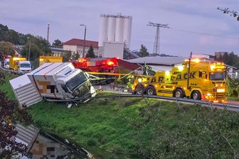 Nach Lkw-Unfall an Weißer Elster in Plauen: Straße monatelang nur eingeschränkt befahrbar - Die Unfallstelle, an der der Laster in die Leitplanke kippte.