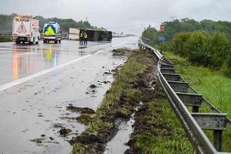 Nach Lkw-Unfall auf A 4 zwischen Hainichen und Berbersdorf: Tempolimit gilt - Reparatur geplant - Bei dem Unfall wurden Schutzplanken beschädigt.