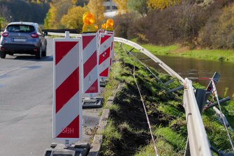 Nach Lkw-Unfall in Plauen: Defekte Leitplanke bleibt vorerst – Versicherung bremst - Demolierte Leitplanke an der Holbeinstraße: Für die Reparatur gibt es weiterhin keinen Termin.