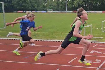 Nach mäßigem Vorlauf: Junger Freiberger Leichtathlet lässt es im Finale krachen - Nicht nur beim Hürdensprint konnte der Freiberger Jonas Slesaczeck in Falkenstein überzeugen.