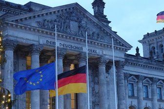 Nach Magdeburger Anschlag: Welche Konsequenzen die Politik jetzt diskutiert - In Gedenken an die Opfer von Magdeburg wehen vor und auf dem Bundestag in Berlin die Fahnen auf Halbmast.