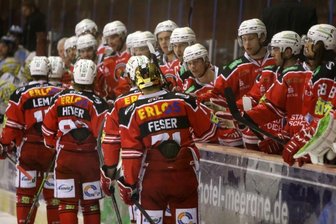 Nach Mainzelmännchen-Spruch läuft's im Eispiraten-Angriff rund - Abklatschen nach einem erfolgreichen Abend: Die Eispiraten besiegten die Bayreuth Tigers 4:0.