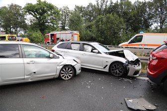 Nach Massencrash auf A 4 spricht Wehrleiter aus Böhrigen von Glück und einem Wunder - Es gab 31 Unfallbeteiligte. Bis zu 25 Fahrzeuge seien mehr oder weniger beschädigt worden.