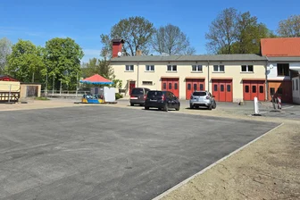 Nach Massenschlägerei bei Teichfest in Neukirchen: Anklage gegen vier Personen erhoben - Den Platz vor dem Feuerwehrgerätehaus, wo das Teichfest stattfindet, hat die Gemeinde erneuert.