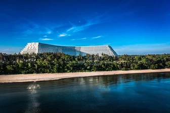 Nach Mega-Ansturm: Neuer Hotel-Gigant an der Ostsee öffnet vorzeitig - Sieht aus wie ein gestrandetes Kreuzfahrtschiff: Das neue Mega-Hotel Golebiewski an der polnischen Ostsee liegt nur 60 Kilometer von Ahlbeck entfernt.