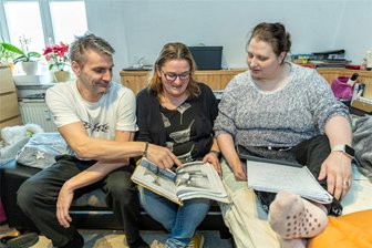 Nach mehr als 16 Operationen: Ellefelderin braucht ein behindertengerechtes Bad - Krebspatientin Sandra Wende (rechts) braucht dringend ein behindertengerechtes Bad. Im Bild ist sie im Gespräch mit Jessica Weidelt von der Beratungsstelle für Menschen mit Behinderung im Diakonisches Beratungszentrum und ihrem Mann André.