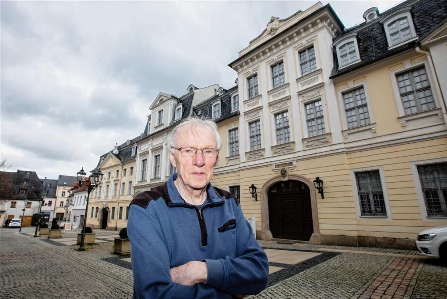 Nach mehr als 40 Jahren im Vogtlandmuseum: Historiker verabschiedet sich in den Ruhestand - Mehr als 40 Jahren war das Plauener Vogtlandmuseum (Hintergrund) der Arbeitsplatz von Wolfgang Schrader.