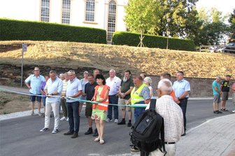 Nach mehr als einem Jahr: Hauptstraße durch Zettlitz wieder frei - Dirk Neubauer, Steffen Dathe, Claudia Landgraf und Ulrich Pötzsch (v. l.) durchtrennten das Band.