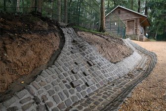 Nach mehreren Überschwemmungen: So rüstet sich der Naturpark Köbe in Penig gegen Unwetter - Um bei künftigem Starkregen Schäden zu verhindern, sind im Naturpark Köbe unter anderem Wasserrinnen gebaut worden.