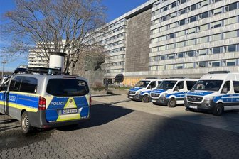 Nach Messer-Attacke am Marx-Kopf in Chemnitz: Opfer verstirbt im Krankenhaus - Für die Ermittlungen sperrte die Polizei das Areal um den Marx-Kopf ab.
