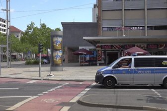 Nach Messerangriff auf zwei Männer - Polizei nimmt Tatverdächtigen fest - Vor diesem Lokal an der Brückenstraße fand in der Nacht zum Samstag eine gewalttätige Auseinandersetzung statt.