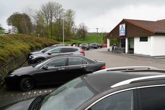 Nach Messerangriff in Rochlitz: Staatsschutz prüft Telegram-Post - Viele Autos stehen am Samstag auf dem Parkplatz am Aldi in Rochlitz.
