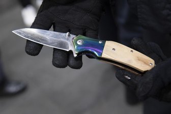 Nach Messerangriff in Rochlitz: Wie soll man in ähnlicher Situation reagieren? - Ein Bundespolizist in Berlin zeigt ein sichergestelltes Messer (Symbolbild).