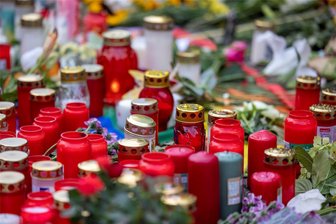 Nach Messerangriff in Solingen: Aue-Bad Schlema lädt zum Friedensgebet - In Solingen legten die Menschen in der Nähe des Tatortes Blumen nieder und stellten Kerzen auf.