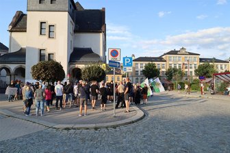 Nach Messerangriff von Solingen: Protest und Friedensgebet in Aue am Montagabend - Auf den Postplatz in Aue hatte die rechtsextreme Kleinstpartei „Freie Sachsen“ am Montagabend zum Protest gerufen.