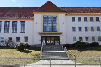 Nach Messervorfall an Oberschule im Erzgebirge - Stadt veröffentlicht offenen Brief: „Hat uns alle tief erschüttert“ - Zu einem Messervorfall ist es Mitte März am Haupteingang der Oberschule Aue-Zelle gekommen.