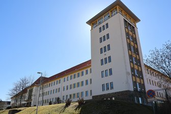 Nach Messervorfall an Schule im Erzgebirge: Oberbürgermeister fordert harte Konsequenzen - Zu einem Messervorfall ist es am Dienstagvormittag am Haupteingang der Oberschule Aue-Zelle gekommen.