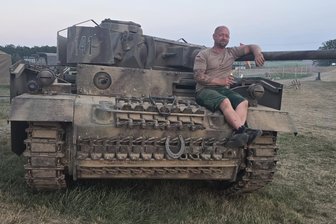 Nach Militärfahrzeug-Treffen in Halsbrücke: Veranstalter zeigt sich dankbar - Marco Dahten ist zufrieden mit dem Treffen und spendet einen Teil der Einnahmen.