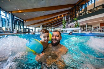 Nach Millioneninvestition: Kurbad im Erzgebirge meldet steigende Besucherzahlen seit Wiedereröffnung - Besonders freut die Geschäftsleitung der Kurgesellschaft Schlema, dass verstärkt jüngere Gäste und besonders Familien das Actinon besuchen. Wie Michel Lein und sein Sohn Lio.
