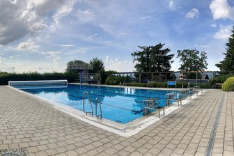 Nach Millioneninvestition: Stadt im Erzgebirge plant weitere Sanierungen an Freibädern - Das Bernsbacher Freibad – im Bild das Schwimmerbecken – wurde ab 1993 gebaut und war lange Zeit eines der modernsten seiner Art in der Region. Jetzt sind Sanierungen nötig. Die Technik wurde bereits auf Vordermann gebracht.