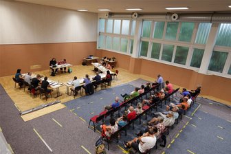 Nach millionenschwerer Sanierung: Tag der offenen Tür in der Turnhalle in Oberwiera - Blick in das Bewegungs- und Begegnungszentrum in Oberwiera.