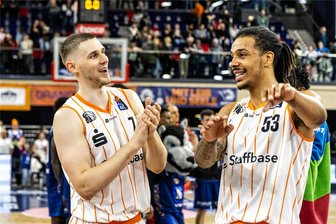 Nach Mini-Urlaub: Niners Chemnitz wieder fast komplett im Training - Jonas Richter (links) und Kevin Yebo hätten zum Lehrgang der deutschen Basketball-Nationalmannschaft fahren können. Beide Spieler der Niners Chemnitz sagten aber ab.