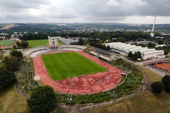 Nach Missbrauchsvorwürfen: LAC Erdgas Chemnitz suspendiert Leichtathletiktrainer erst teilweise und dann doch vollumfänglich - Dunkle Wolken hängen über dem Leichtathletikstadion und der Trainingshalle im Chemnitzer Sportforum. Der LAC Erdgas Chemnitz sieht sich Vorwürfen ausgesetzt, einen Trainer eingestellt zu haben, dem Missbrauch von Minderjährigen vorgeworfen wird.