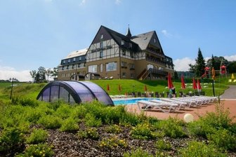 Nach monatelanger Schließung: Rochlitzer Hotelkette Travdo auf Erholungskurs - Im zur Travdo-Kette zählenden Hotel "Wettiner Höhe" in Seiffen wurde in einen Außenpool, Sauna und den Spielplatz investiert. 