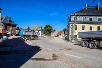 Nach monatelanger Sperrung der Bundesstraße 169 im Erzgebirge: Termin für Freigabe steht - Auf der so genannten Fünf-Wege-Kreuzung in Stützengrün wurde seit Ostern gebaut, zuletzt unter Vollsperrung.