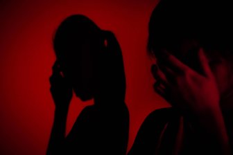 Nach monatelanger Stalking-Odyssee in Chemnitz: Ex-Freund muss ins Gefängnis - Nach der Trennung von ihrem Partner wurde eine junge Frau in Chemnitz über mehrere Monate gestalkt und angegriffen.