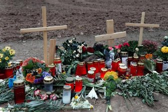 Nach Mord in Breitenau: Polizei fahndet nach Tatverdächtigem - Blumen auf dem Feld, wo der 38-Jährige gefunden wurde.