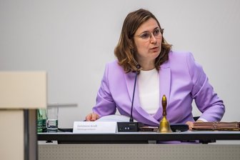 Nach Morddrohung: Zwickaus Oberbürgermeisterin Constance Arndt steht unter Personenschutz - Constance Arndt bei einer Stadtratssitzung. Ein Personenschützer des LKA hatte sie am vergangenen Donnerstag stets im Blick.