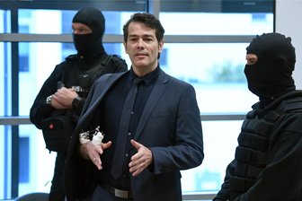 Nach Mordversuch und Haftentlassung: „Mister Germany“ Adrian Ursache wieder auf freiem Fuß - Ostdeutsche Behörden besorgt - Der ehemalige „Mister Germany“ Adrian Ursache (M.) ist wieder auf freiem Fuß.