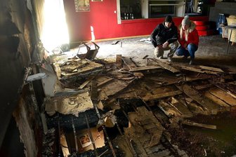Nach mutmaßlichem Brandanschlag: Jugendclub gibt Projekte nicht auf - Am Tag nach dem Brand im Jugendclub Berthelsdorf in Hainichen kamen Clubmitglieder Peter Johst und Larissa Berthold, um sich Bild vom Ausmaß des Schadens im Veranstaltungssaal zu machen.