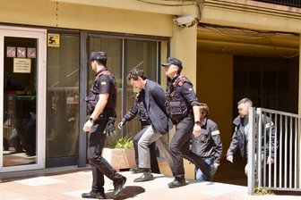 Nach mysteriösem Tod von Mango-Gründer: Sohn unter Verdacht - Der Verdächtige wird in Handschellen zum Verhör geführt.