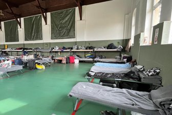Nach negativen Schlagzeilen um Notunterkunft: Wo kommen im Erzgebirge ukrainische Kriegsflüchtlinge unter? - Für die Notunterkunft in Meinersdorf schloss der Kreis mit der Kommune einen Vertrag, der nun endet. Es ist unklar, wie es weitergeht. Landrat Rico Anton klagt seit mehr als einem Jahr, dass der Kreis an Kapazitätsgrenzen stoße.