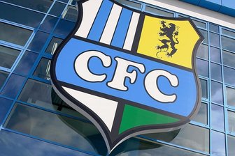 Nach Neonazi-Eklat: CFC tauscht Sicherheitsdienst aus - Das Stadion an der Gellertstraße war am Wochenende Ort eines Eklats: Vor dem Spiel des CFC gegen Altglienicke wurde an den verstorbenen Gründer der Fangruppe HooNaRa (Hooligans, Nazis, Rassisten) erinnert. 