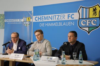 Nach Neonazi-Eklat: Wer erpresste den CFC-Veranstaltungsleiter? - Pressekonferenz beim CFC: Insolvenzverwalter Klaus Siemon (links), Sportvorstand Thomas Sobotzik (rechts) und CFC-Pressesprecher Steffen Wunderlich.